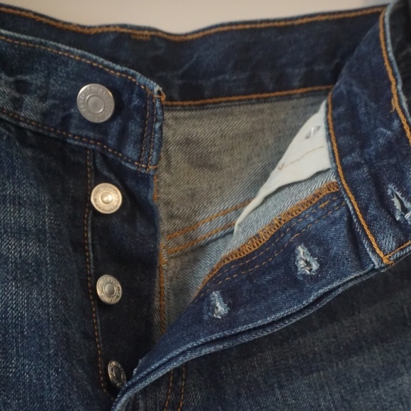 Levi’s Cut Off Jean Shorts - Picture 3 of 3